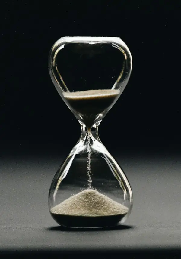 Hourglass with sand running through it, representing the extra time counted in prolonged services billing