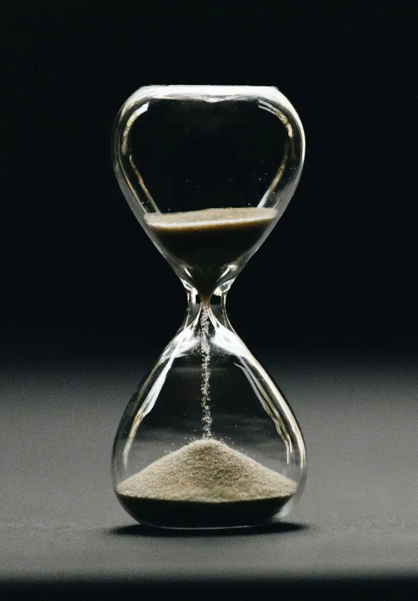 Hourglass with sand running through it, representing the extra time counted in prolonged services billing