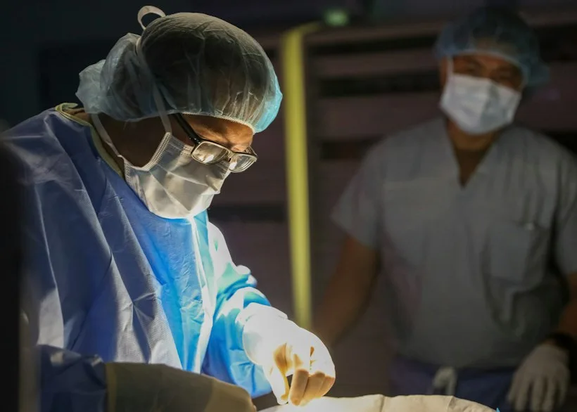 Surgical team in an operating room, representing transplant billing and organ acquisition cost reporting
